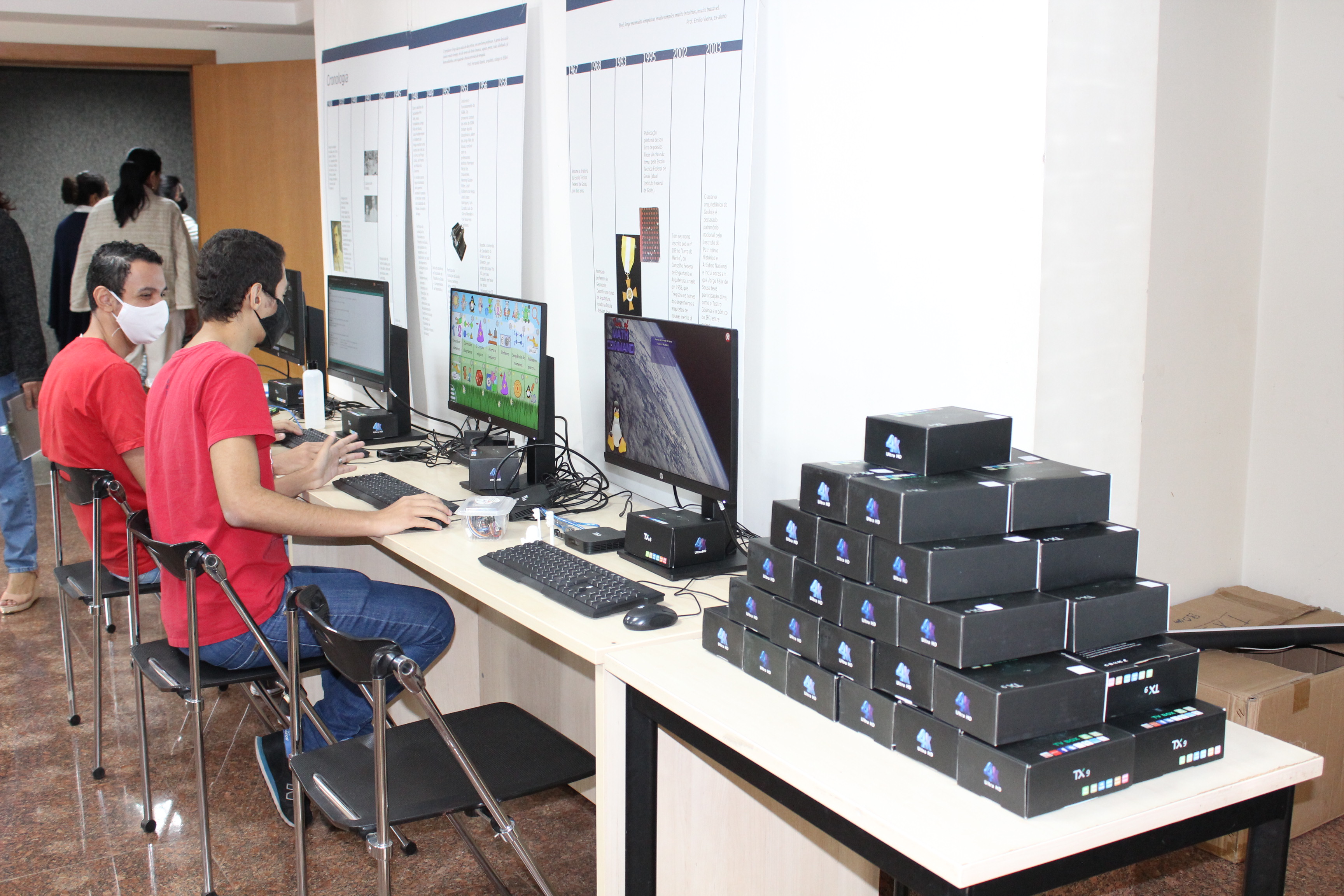 Alunos e professores do Câmpus Goiânia reconfiguraram equipamentos para serem utilizados como CPUs em escolas públicas